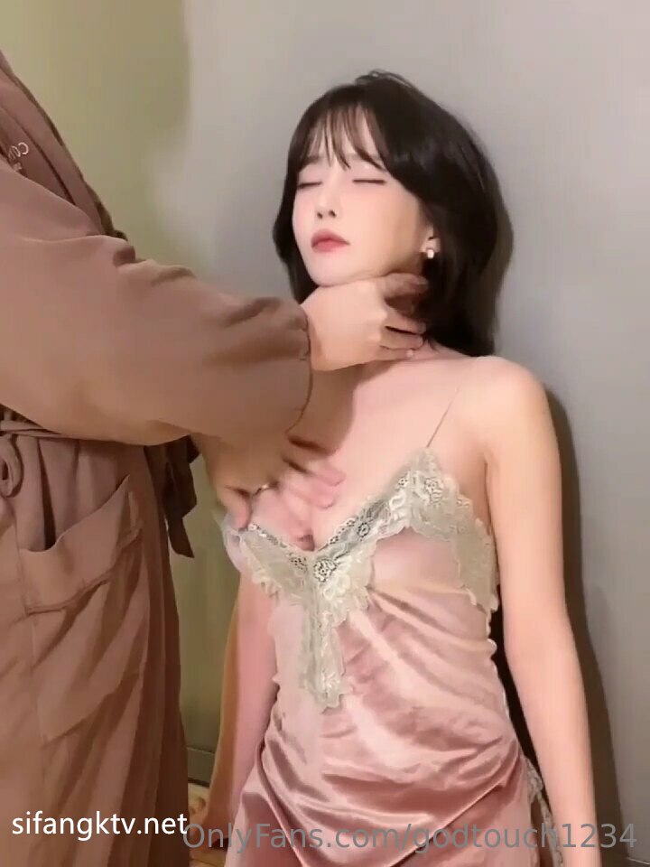 3P爆操两个小嫩逼的屁眼子